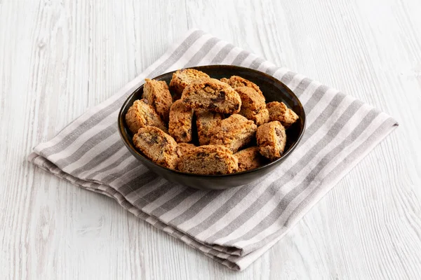 Koyu çikolata parçalı ev yapımı Cantuccini, yan görüş..