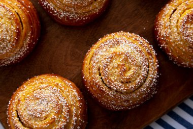 Tahtada ev yapımı limonlu çörekler, üst manzara..