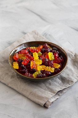 Fruity Jummy Bears in a Bowl, yan görünüm.