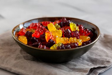 Fruity Jummy Bears in a Bowl, yan görüş. Yakın plan..