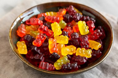 Fruity Jummy Bears in a Bowl, yan görüş. Yakın plan..