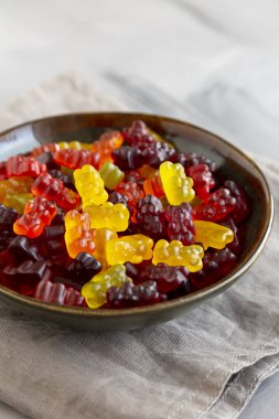 Fruity Jummy Bears in a Bowl, yan görüş. Yakın plan..