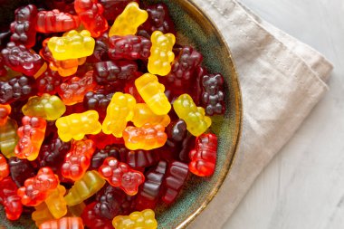 Fruity Jummy Bears in a Bowl, süper manzara. Dümdüz, tepeden, yukarıdan. Boşluğu kopyala.