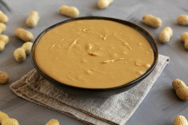 Kremalı Fıstık Ezmesi Kasede, yan görünüm.