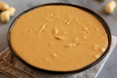 Kremalı Fıstık Ezmeli Kase, yan görüş. Yakın plan..