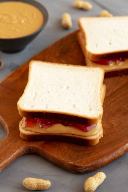 Tahta tahtada ev yapımı Fıstık Ezmeli ve Jöleli Sandviç..