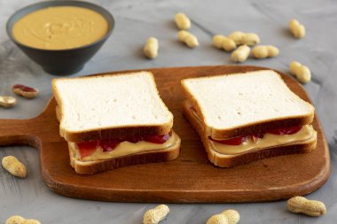 Tahta tahtada ev yapımı Fıstık Ezmeli ve Jöleli Sandviç..