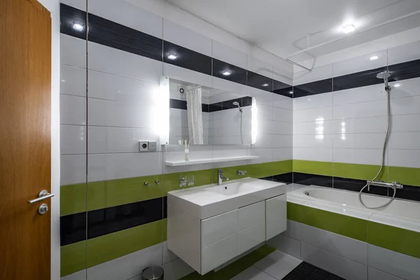 Moderno Interno Del Bagno Appartamento Lusso Mattonelle Bianche Verdi Nere — Foto Stock