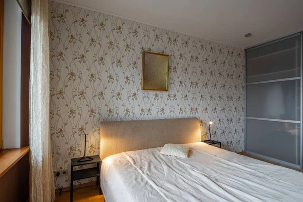 Nowoczesne Wnętrze Sypialni Współczesnym Mieszkaniu Przytulne Łóżko Lampa Szafce Nocnej — Zdjęcie stockowe
