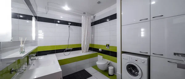Modern Dairedeki Banyonun Modern Mekanı Siyah Yeşil Fayans Duşlu Banyo — Stok fotoğraf