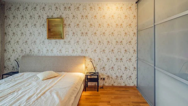 豪华公寓里的当代室内装饰 舒服的床床头柜 巨大的滑动门衣柜 — 图库照片