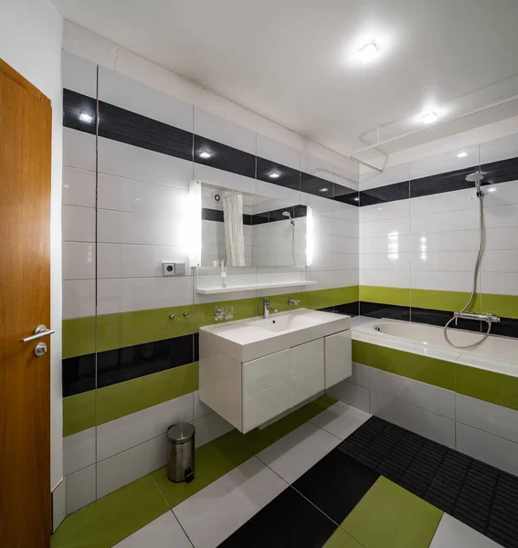 Zeitgemäße Einrichtung Des Badezimmers Einer Modernen Wohnung Schwarz Grüne Fliese — Stockfoto