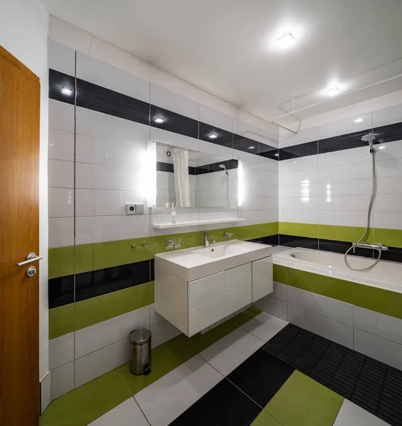 Interno Contemporaneo Del Bagno Appartamento Moderno Mattonelle Nere Verdi Lavello — Foto Stock