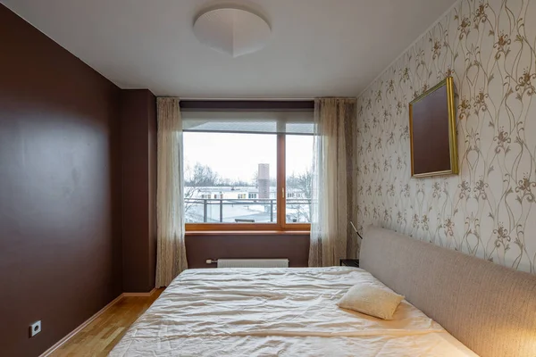 Modernes Interieur Des Schlafzimmers Einer Luxuswohnung Seitenansicht Des Gemütlichen Bettes — Stockfoto