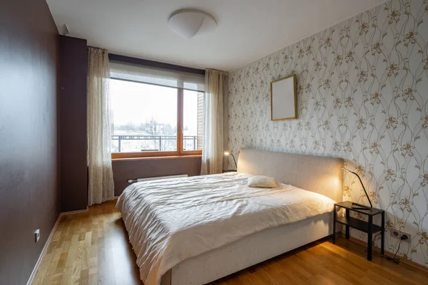 豪华公寓卧室的现代室内装饰 舒服的床巨大的窗户 床头柜上的灯 — 图库照片