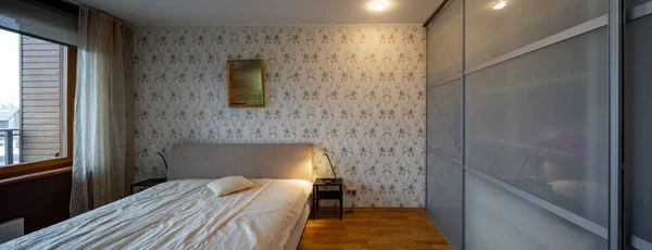豪华公寓里的当代室内装饰 舒服的床床头柜 巨大的滑动门衣柜 — 图库照片