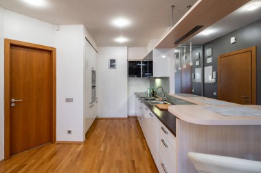 Lüks bir dairede modern mutfak..