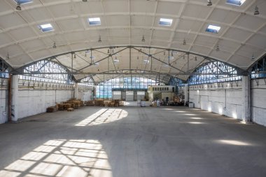 Hemisferik takviyeli beton yük taşıyıcı çatı. Depo.