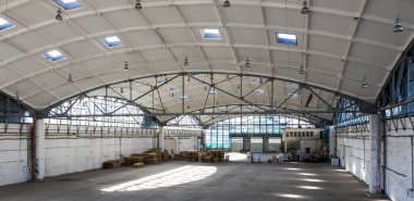 Hemisferik takviyeli beton yük taşıyıcı çatı. Depo.