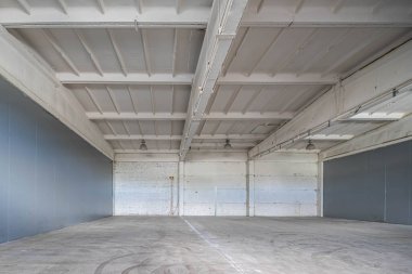 Dev boş beton sanayi deposunun modern iç mekanı..