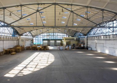 Hemisferik takviyeli beton yük taşıyıcı çatı. Depo.