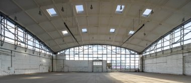 Yarımküre takviyeli beton yükü deponun çatısını taşıyor