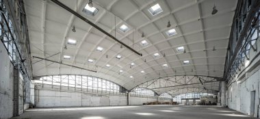 Yarımküre takviyeli beton yükü deponun çatısını taşıyor