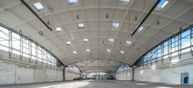 Yarımküre takviyeli beton yükü deponun çatısını taşıyor