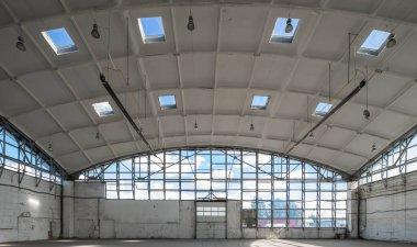 Yarımküre takviyeli beton yükü deponun çatısını taşıyor