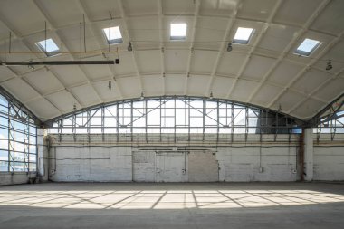 Yarımküre takviyeli beton yükü deponun çatısını taşıyor