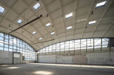 Yarımküre takviyeli beton yükü deponun çatısını taşıyor