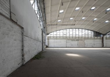 Yarımküre takviyeli beton yükü deponun çatısını taşıyor