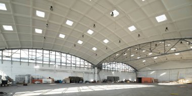 Yarımküre takviyeli beton yükü deponun çatısını taşıyor