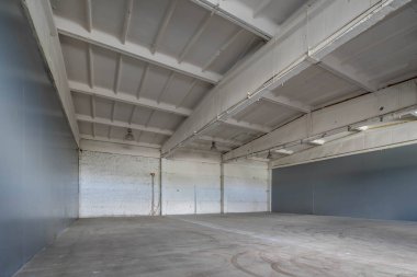 Dev boş beton sanayi deposunun modern iç mekanı.. 