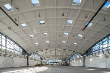 Yarımküre takviyeli beton yükü deponun çatısını taşıyor