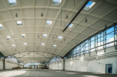 Yarımküre takviyeli beton yükü deponun çatısını taşıyor