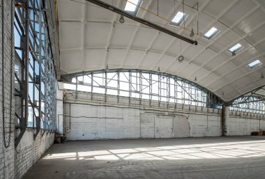 Yarımküre takviyeli beton yükü deponun çatısını taşıyor