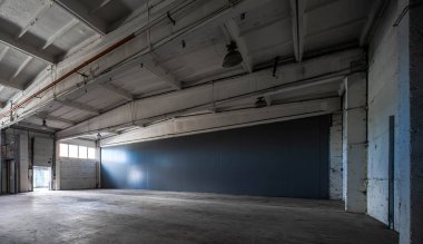 Dev boş beton sanayi deposunun modern iç mekanı..