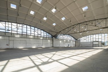 Yarımküre takviyeli beton yükü deponun çatısını taşıyor