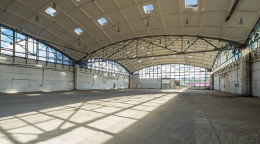 Yarımküre takviyeli beton yükü deponun çatısını taşıyor