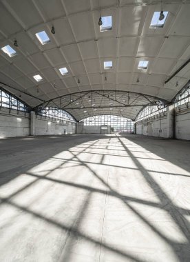 Yarımküre takviyeli beton yükü deponun çatısını taşıyor