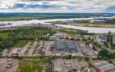 Modern Avrupa şehrinin yaz şehirleri. Deponun en üst dron görüntüsü.