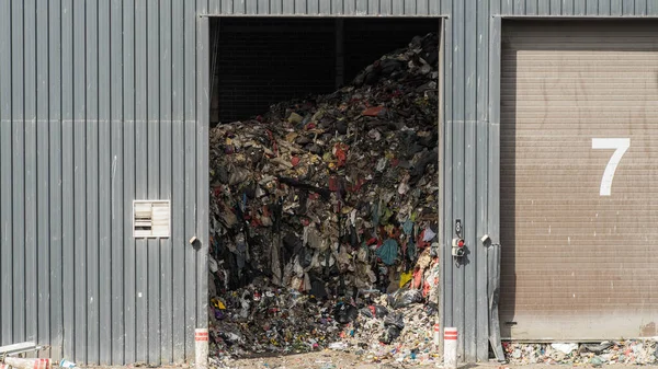 Poorten van enorme industriële vuilnisopslagplaatsen. Afval sorteren. Voorbereiding op recycling. De zorg voor het milieu. — Stockfoto