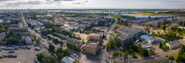 Modern Avrupa şehrinin yaz şehirleri. Deponun en üst dron görüntüsü.