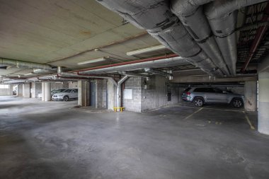 Endüstriyel binadaki arabalarla yeraltı otoparkı.