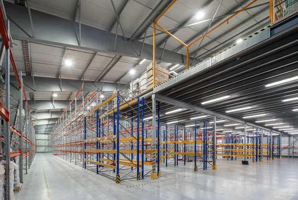 Yeni boş deponun modern iç mekanı. Raflar raflar. Metal yapı. Depolama ekipmanları.