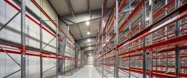 Yeni boş deponun modern iç mekanı. Raflar raflar. Metal yapı. Depolama ekipmanları.