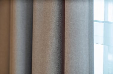 Gri perdelerin yakın çekimi. Kumaş dokusu. Modern iç mekan. İçerideki güneş ışığını koru..