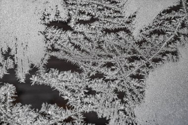 Pencerede soyut soğuk kış deseni var. Arkaplan buz dokusu.