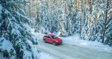 Kış ormanlarının manzarası. Çam ve çam ağaçları karla kaplı. Araba hareket halinde. Güzel doğa..